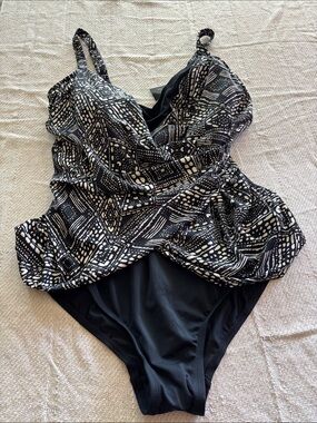 Plus Size 24 NWT Swimsuit One Piece Front Wrap Avenue